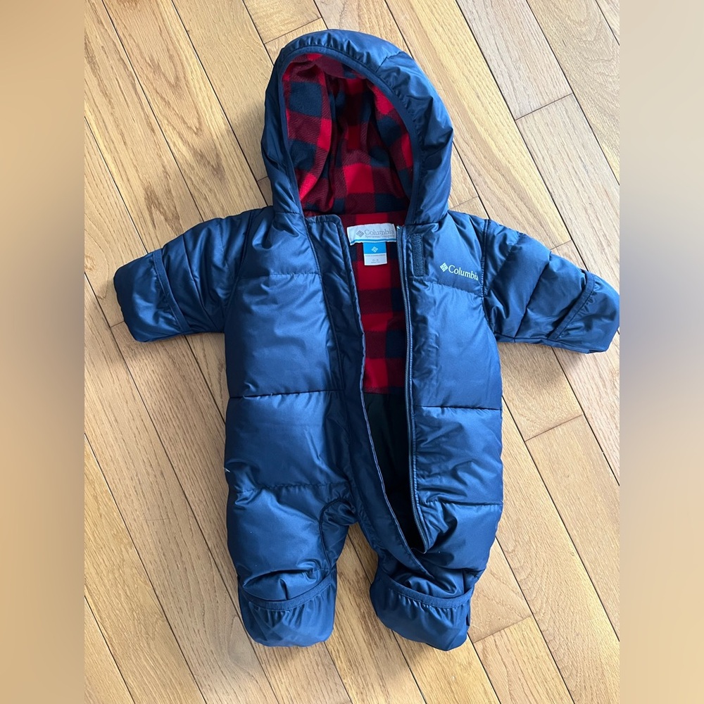 Columbia Snuggly Bunny Bunting onesie snowsuit. Sz 0-3m. Excellent condition.